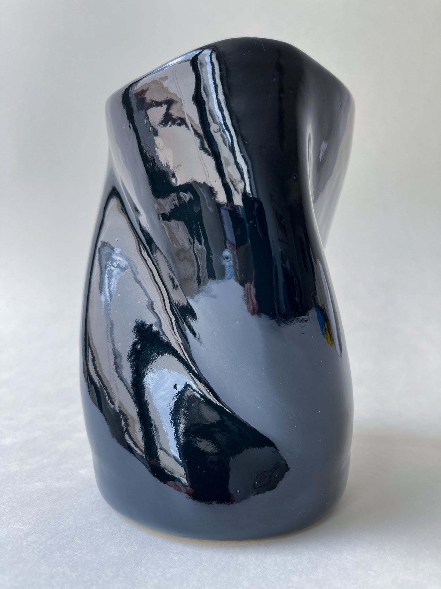 Twisty Vase - black gloss - l