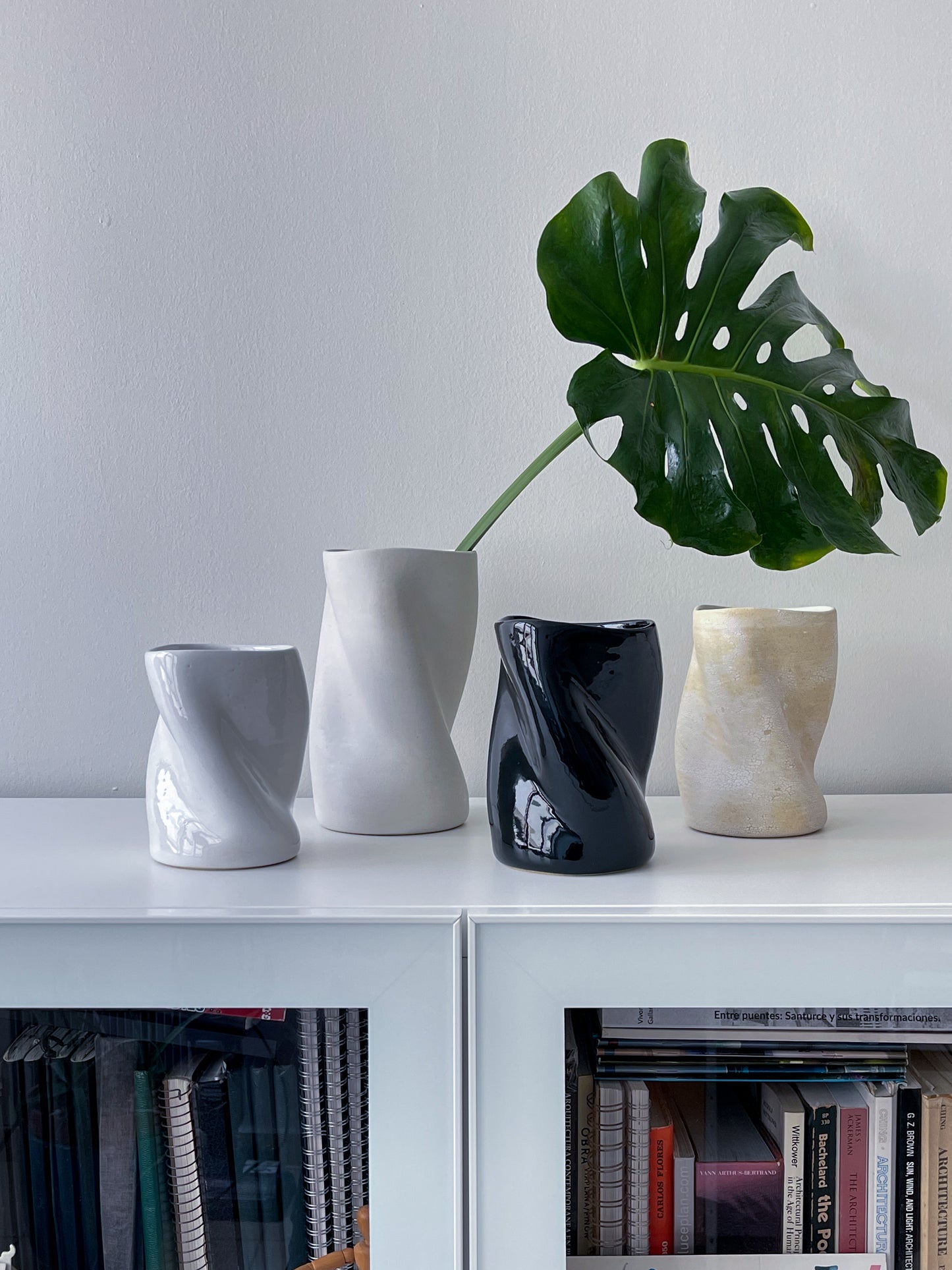 Twisty Vase - black gloss - l