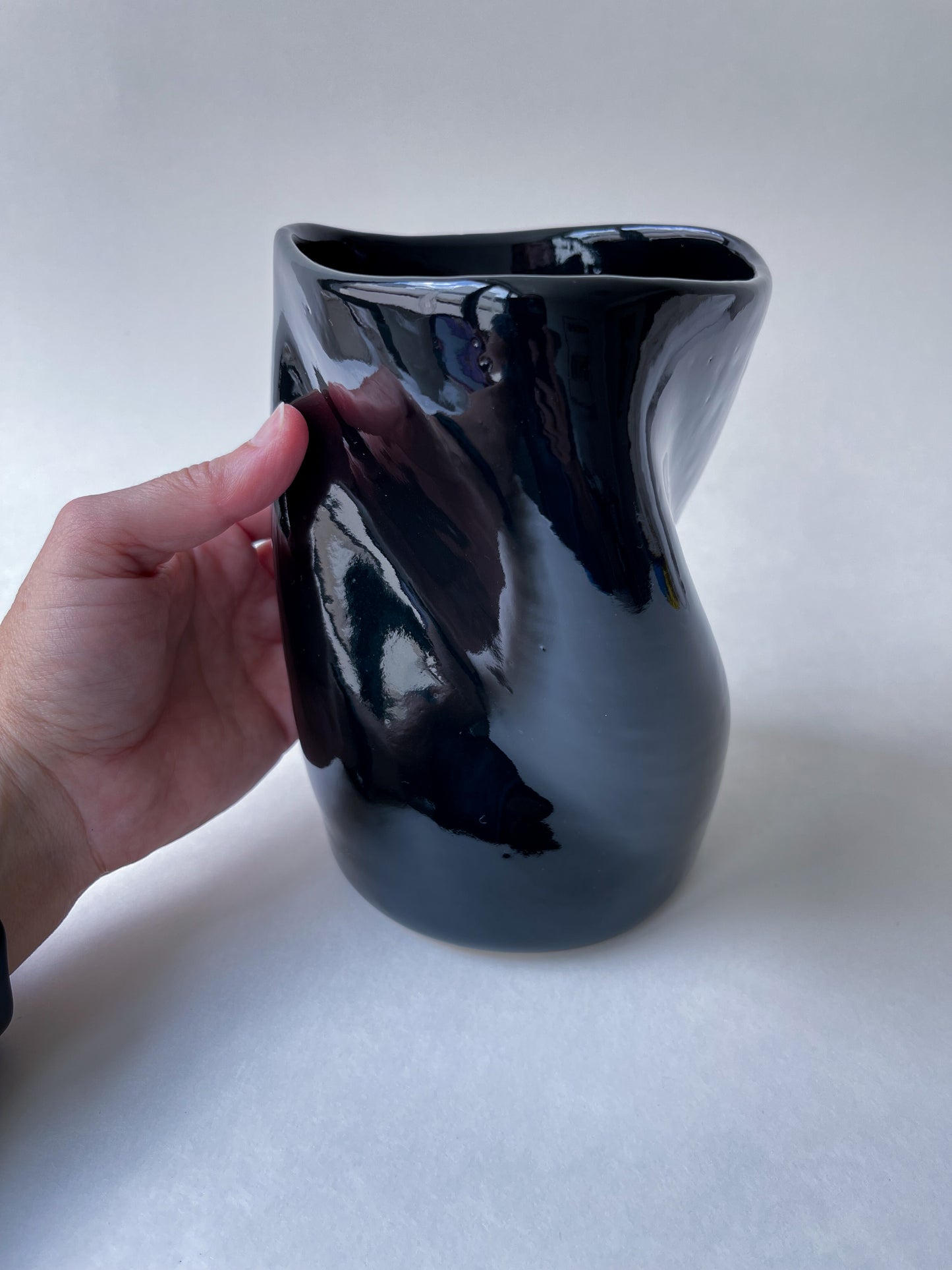 Twisty Vase - black gloss - l