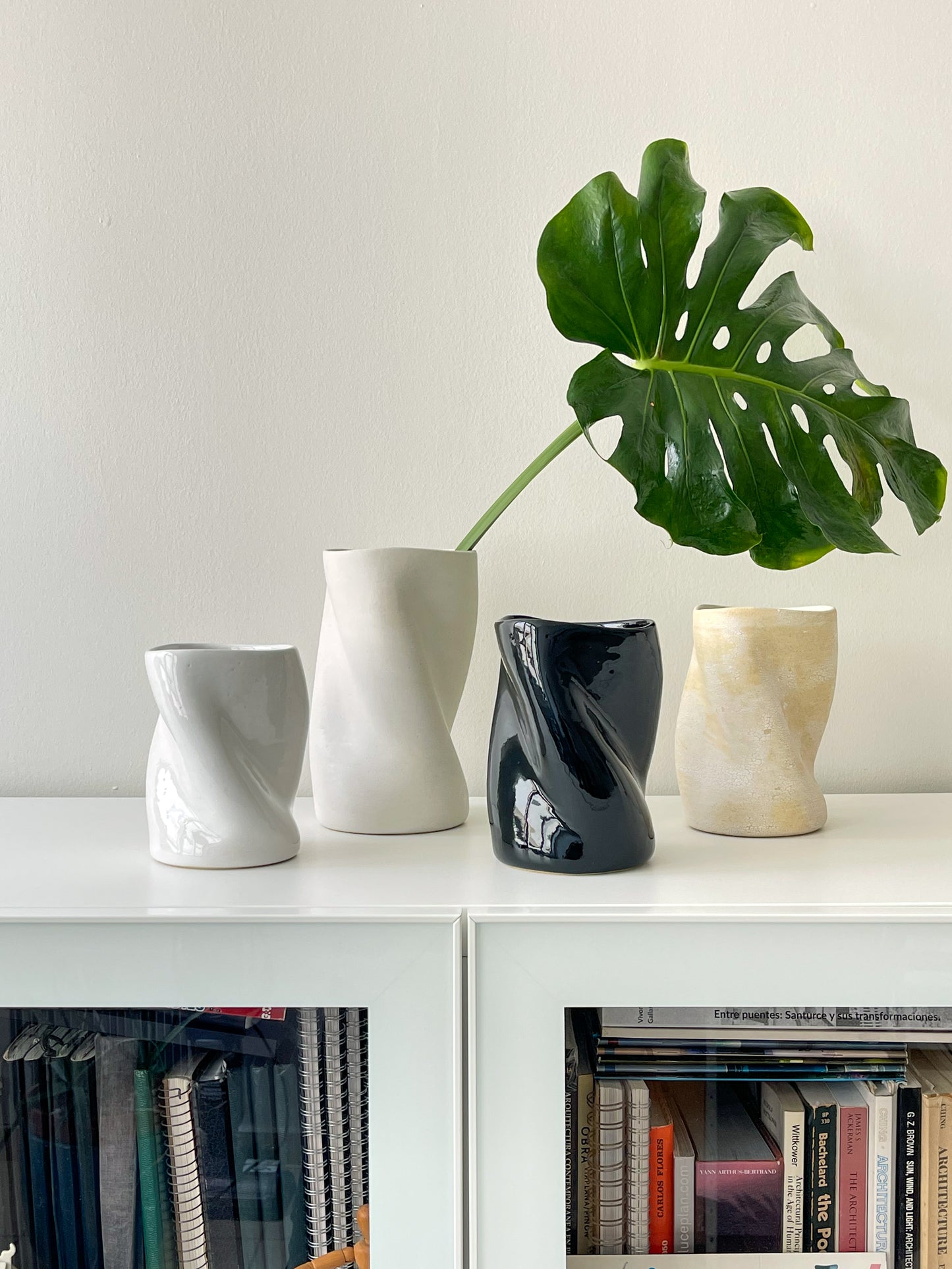 Twisty Vase - cracked white - l