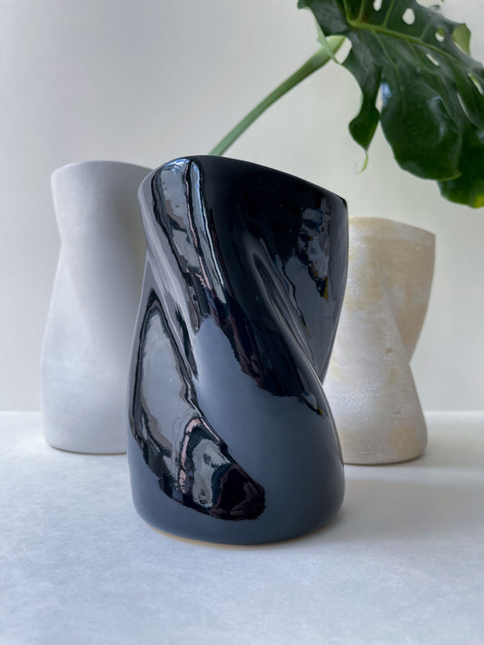 Twisty Vase - black gloss - l