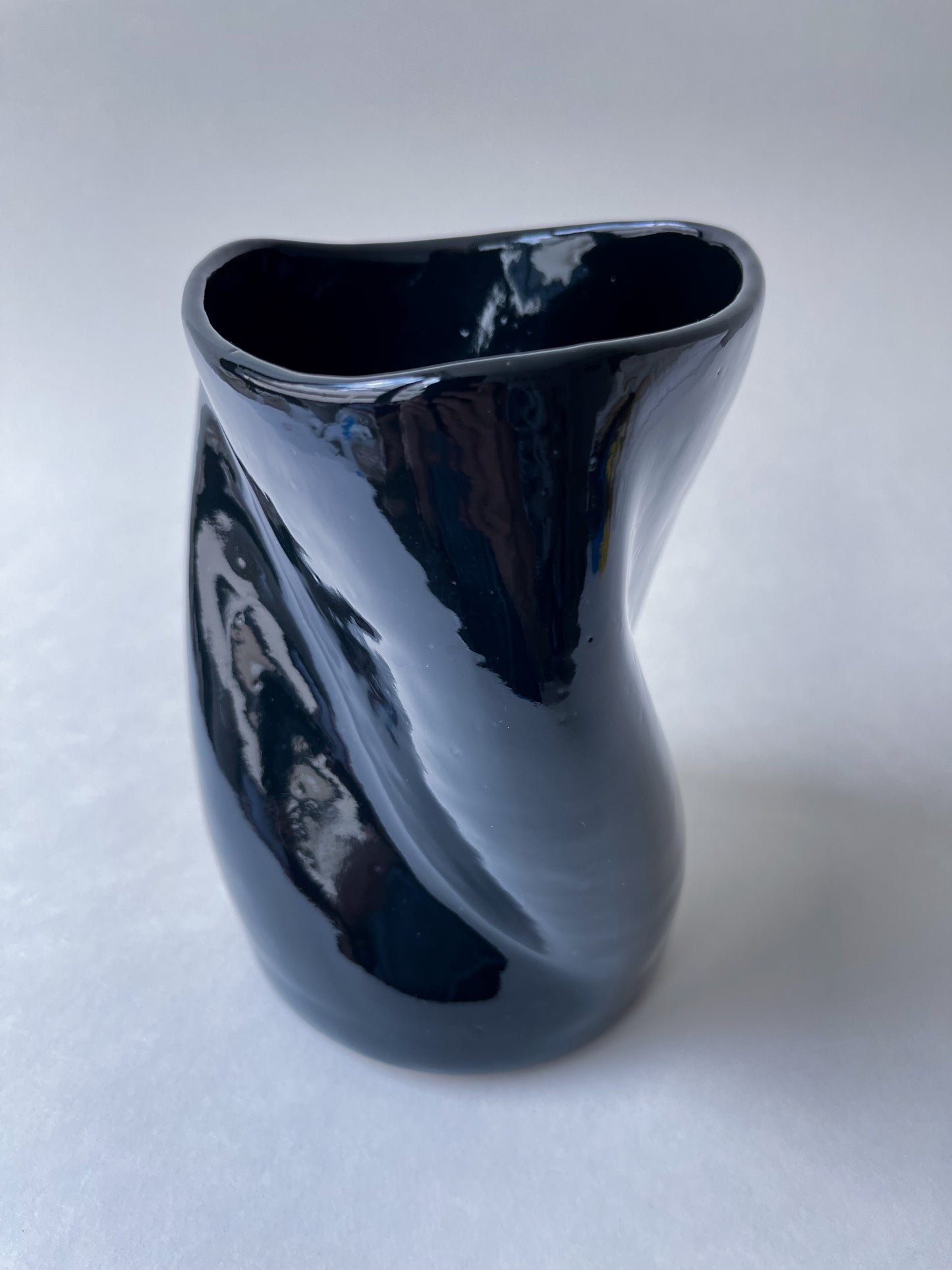 Twisty Vase - black gloss - l